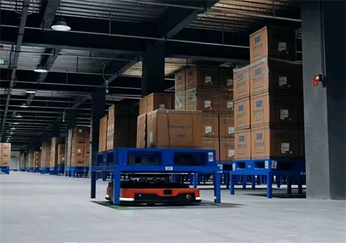 獻(xiàn)禮卅五華誕｜衛(wèi)華35臺(tái)AGV搬運(yùn)機(jī)器人 批量交付，引 領(lǐng)倉儲(chǔ)智能化新潮流