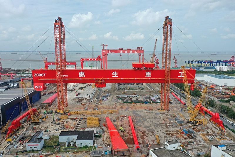 又一個2000t門機！衛(wèi)華共同參與制造的國內(nèi)**大噸位造船門式起重機完成提升！